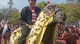 Kadisbudporapar Sumenep Faruk Hanafi saat menunggangi kuda.