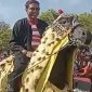 Kadisbudporapar Sumenep Faruk Hanafi saat menunggangi kuda.