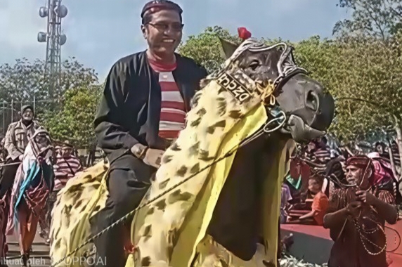 Kadisbudporapar Sumenep Faruk Hanafi saat menunggangi kuda.