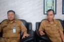Foto : Kepsek SMADA 2 Agung Gunawan di dampingi tenga pendidik Mohammad Saleh 