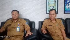 Foto : Kepsek SMADA 2 Agung Gunawan di dampingi tenga pendidik Mohammad Saleh 
