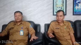 Foto : Kepsek SMADA 2 Agung Gunawan di dampingi tenga pendidik Mohammad Saleh 