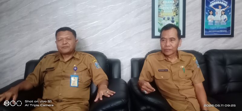 Foto : Kepsek SMADA 2 Agung Gunawan di dampingi tenga pendidik Mohammad Saleh 