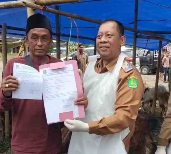 Kepala DKPP Sumenep Chainur Rasyid Saat meninjau lapak Hewan Kurban