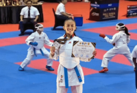 Aurel Saat Bertanding dalam kejuaraan Karate Pialah Kapolda Jatim.