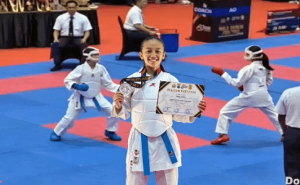 Aurel Saat Bertanding dalam kejuaraan Karate Pialah Kapolda Jatim.