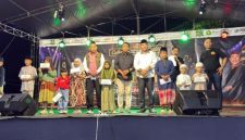 Sebelum Acara Festival Karaoke dimulai, perwakilan Bupati Sumenep Heru Santoso secara simbolis memberikan Santunan Anak Yatim