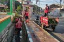 Satgas Pasukan Merah saat melaksanakan Bersih bersih Saluran di Jalan HOS Cokroaminoto.