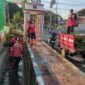 Satgas Pasukan Merah saat melaksanakan Bersih bersih Saluran di Jalan HOS Cokroaminoto.