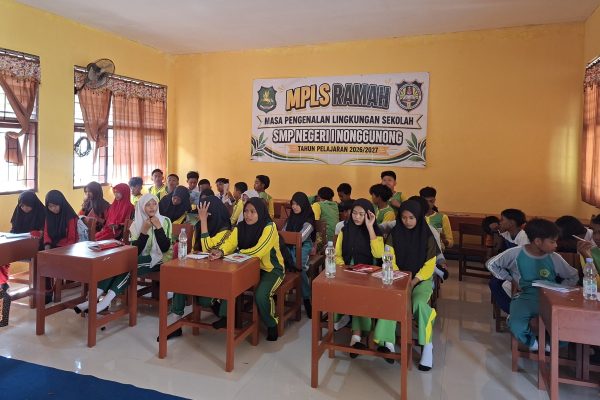 Masa pengenalan lingkungan sekolah tahun ini dikemas berbeda. SMPN 1 Nonggunong fokus menciptakan suasana aman, inklusif, dan menyenangkan. Tujuannya jelas, membentuk karakter positif siswa sejak awal dan membangun budaya belajar yang sehat. © setara.info 