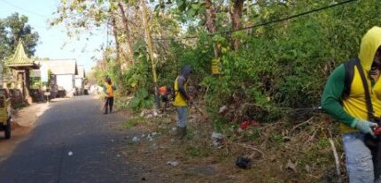 Jaga Kebersihan dan Estetika, Pasukan Kuning PUTR Sumenep Rutin Rapikan Ruas Jalan