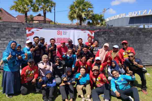 Tim Putra Putri Disdik Sumenep Kuasai Podium Juara 1 Lomba Tarik Tambang Antar OPD. ( Fota SetaraInfo)