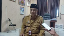 Kepala Dinas Pendidikan Moh Iksan saat diwawancarai di ruang kantornya.( SetaraInfo)