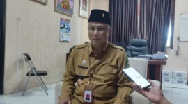 Kepala Dinas Pendidikan Moh Iksan saat diwawancarai di ruang kantornya.( SetaraInfo)