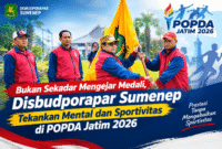 Foto Ilustrasi. Kepala  disbudporapar kabupaten Sumenep, Faruk Hanafi dan Sekda Kabupaten Sumenep, mendampingi ,Wakil Bupati Sumenep, KH Imam Hasyim saat menyerahkan Bendera Sumenep kepada Kabid Pora,Syaifuddin