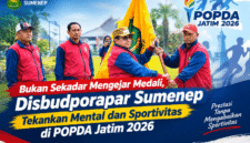 Foto Ilustrasi. Kepala  disbudporapar kabupaten Sumenep, Faruk Hanafi dan Sekda Kabupaten Sumenep, mendampingi ,Wakil Bupati Sumenep, KH Imam Hasyim saat menyerahkan Bendera Sumenep kepada Kabid Pora,Syaifuddin