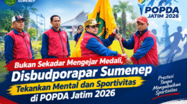 Foto Ilustrasi. Kepala  disbudporapar kabupaten Sumenep, Faruk Hanafi dan Sekda Kabupaten Sumenep, mendampingi ,Wakil Bupati Sumenep, KH Imam Hasyim saat menyerahkan Bendera Sumenep kepada Kabid Pora,Syaifuddin