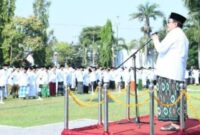 Wakil Bupati Sumenep KH. Imam Hasyim saat memimpin upacara peringtin Hari Santri Nsional 2026