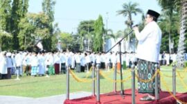 Wakil Bupati Sumenep KH. Imam Hasyim saat memimpin upacara peringtin Hari Santri Nsional 2026