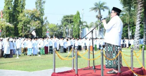 Wakil Bupati Sumenep KH. Imam Hasyim saat memimpin upacara peringtin Hari Santri Nsional 2026